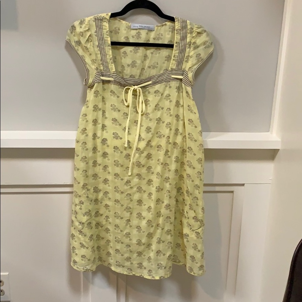 Adorable smock yellow and taupe casual dress.